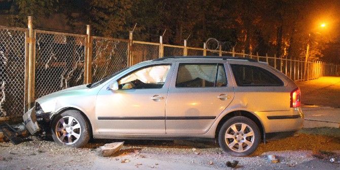 Havale Geçiren Bebeği Hastaneye Götüren Otomobil Kaza Yaptı: 3 Yaralı