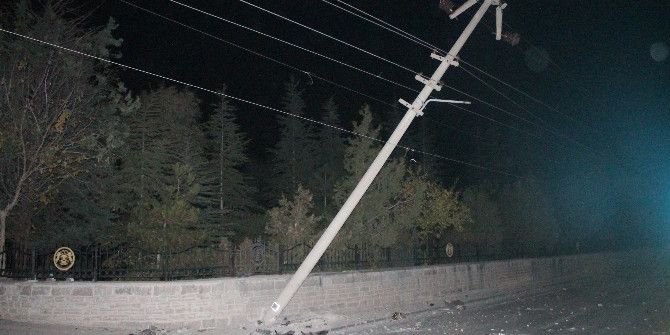 Kontrolden Çıkan Lüks Cip Elektrik Direğine Çarptı: 1 Yaralı