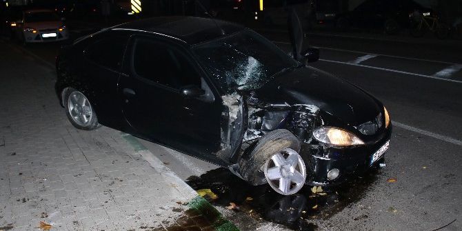 Polisten Kaçarken Ağaca Çarptı