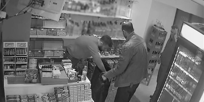 Oyalayarak Sigara Hırsızlığı Kamerada