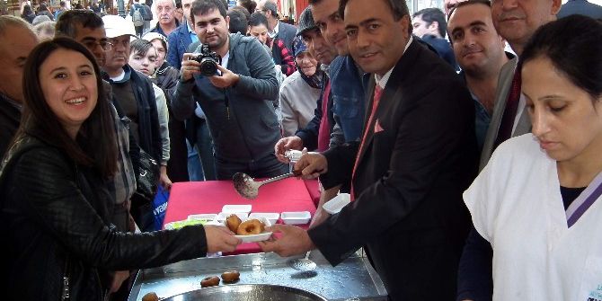 Aydınlı Bakkallar Vatandaşa Lokma Dağıttı