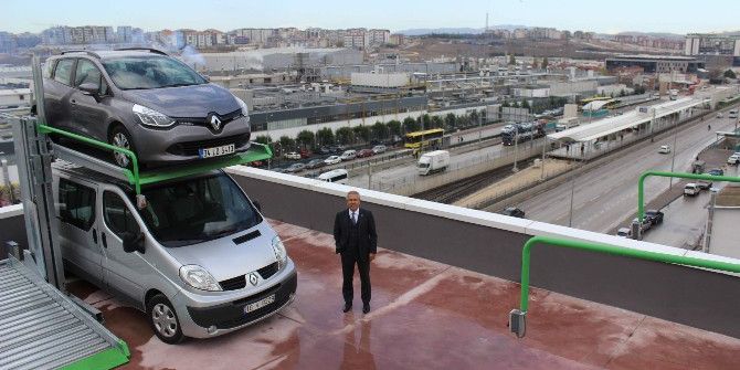 Bu İş Merkezinin Çatısındaki Araçları Gören Vatandaşlar, Onların Uçtuğunu Sanıyor...