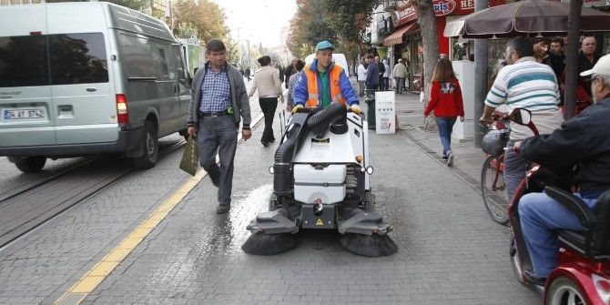 Çevre Dostu Elektrikli Mini Süpürgeler Görev Başında