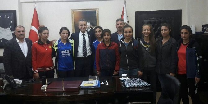 Kadınlar Futbol Takımından Emniyet Müdürü Tokyay’a Ziyaret