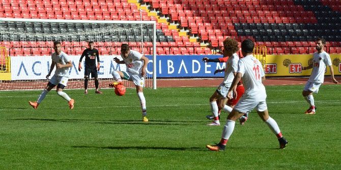 Eskişehirspor Yeni Evinde İlk Maçını Yaptı
