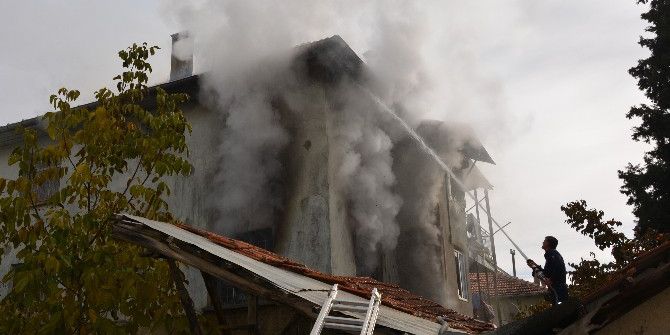 Suriyeli Ailenin Yaşadığı Ev Kül Oldu