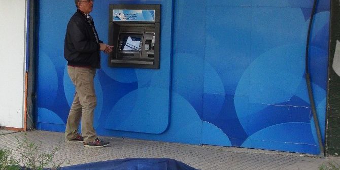 Pencereden Düşen Yaşlı Adamın Yerdeki Cenazesine Rağmen Atm’den Para Çektiler
