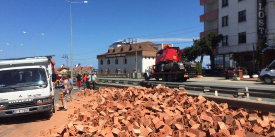 Tuğla Yüklü Tır Yola Devrildi, Karadeniz Sahil Yolu’nda Ulaşım Durdu