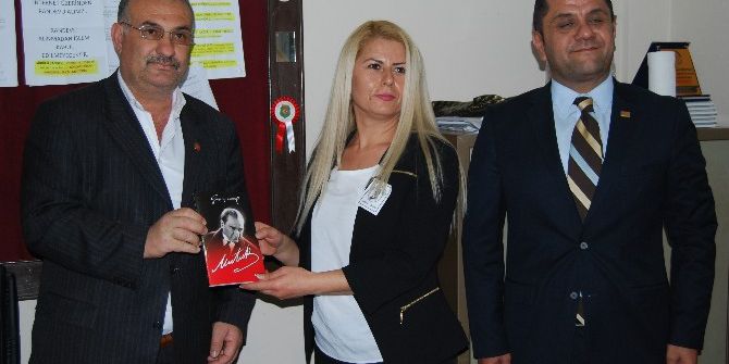 Chp İlçe Teşkilatı, Kadirli’de Nutuk Kitabı Dağıttı