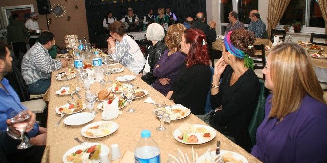 Devrek’te Düzenlenen Sıra Gecesinde Vatandaşlar Doyasıya Eğlenmenin Keyfini Çıkardılar