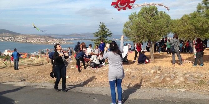 Ayvalıkta Çocuklar Uçurtma Şenliğinde Coştu