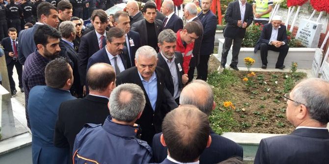 Cumhurbaşkanı Erdoğan, Şehit Kaymakamın Mezarı Başında Kur’an-ı Kerim Okudu