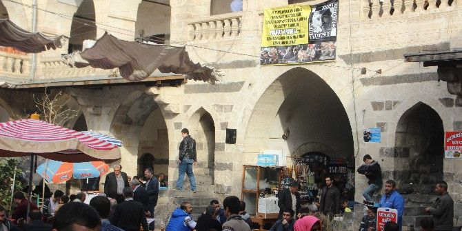 Fotoğraf Sanatçısının Dev Posteri, Tanıttığı Tarihi Hanın Duvarına Asıldı