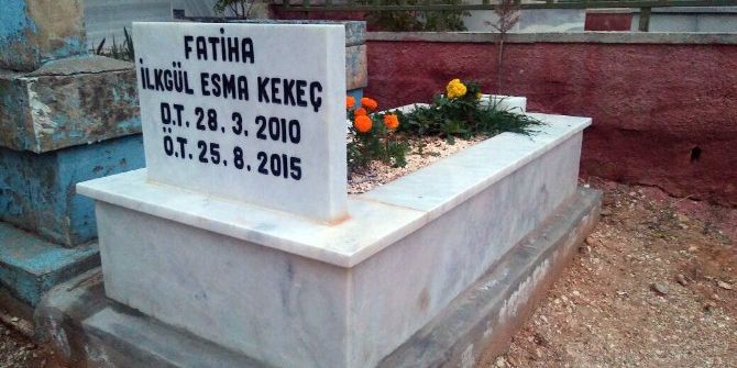 Hasretine Dayanamadığı Kızının Mezarı Başında Kendini Astı