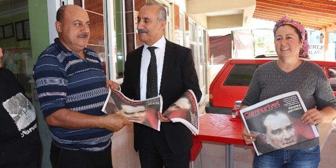 Başkan Çulhacı, Eşiyle Birlikte Vatandaşlara Cumhuriyet Gazetesi Dağıttı