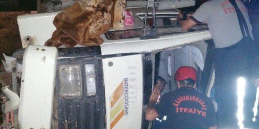 Kaza Yapan Şoför Kamyonda Sıkıştı