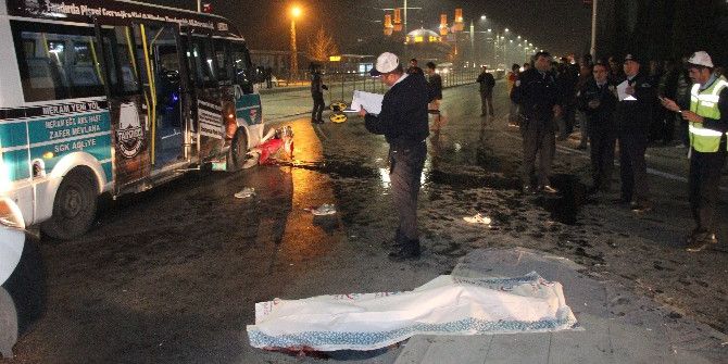 Yolcu Minibüsüyle Motosiklet Çarpıştı: 1 Ölü 1 Yaralı