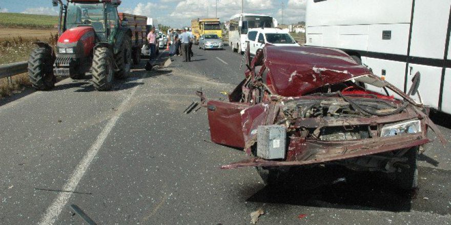 Otomobil; Minibüs, Tır Ve Traktöre Çarptı: 4 Yaralı