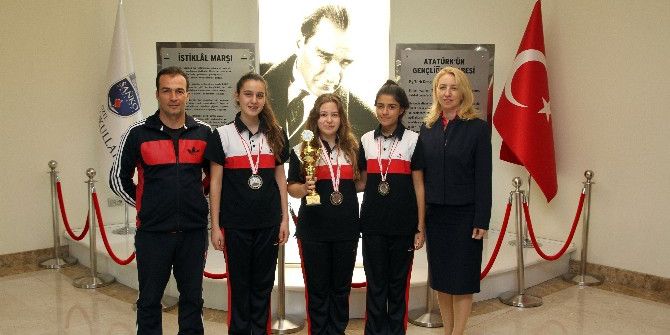 Özel Sanko Okulları Genç Kızlar Kort Tenisi Takımı İl İkincisi