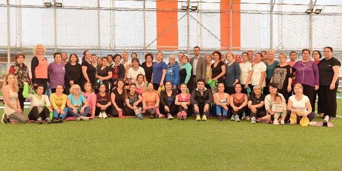 Muratpaşa’da Kadınlar Güne Sporla Başlıyor