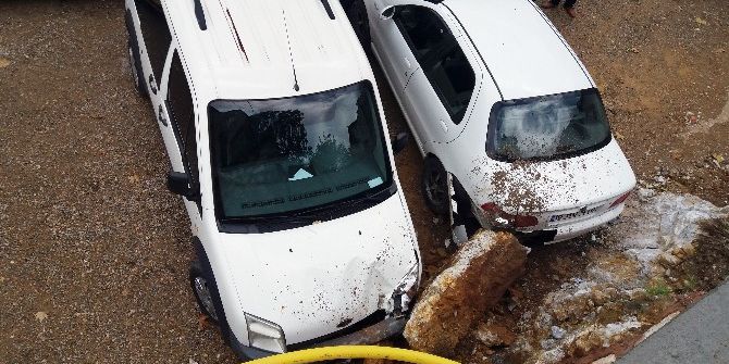 Bursa’da İstinat Duvarı Çöktü, 2 Araç Zarar Gördü