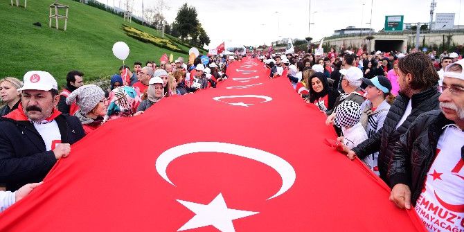15 Temmuz Gazileri Ve Şehit Aileleri, Maratonda 93 Metrelik Bayrakla Yürüdü