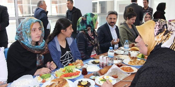 Milletvekilleri Yurt Öğrencileriyle Bir Araya Geldi