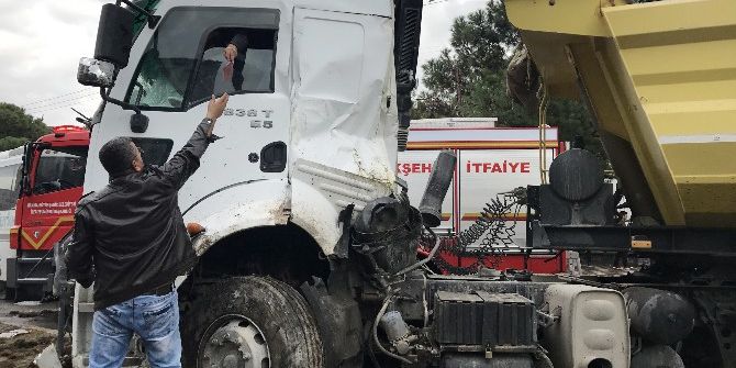 Tır, Otobüse Çarptı: 2’si Ağır 21 Yaralı