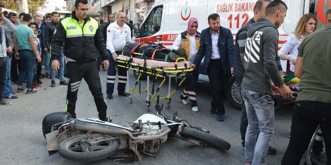 Motosiklet Yayaya Çarptı: 3 Yaralı