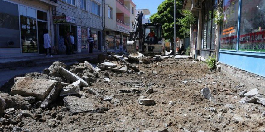 Kaldırım Yenileme Çalışmaları Devam Ediyor