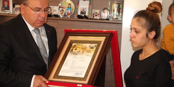 Vali Çiçek, Özekin Ailesine ‘Şehitlik’ Belgesini Teslim Etti
