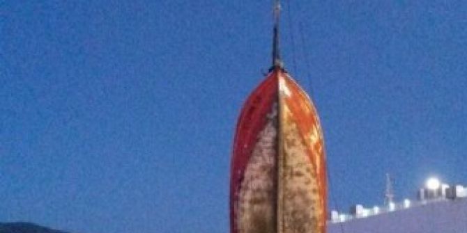 3 Kişiye Mezar Olan Sandal Vinç Yardımı İle Denizden Çıkartıldı