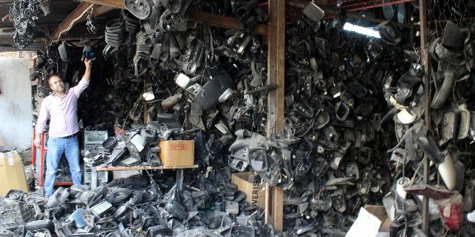 Aracının Aynasını Yaptıramayınca 40 Bin Tane Ayna Biriktirip Koleksiyoner Oldu...