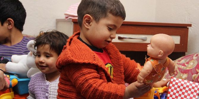 Taliban’dan Kaçan Afgan Aileye Yardım Eli Uzandı