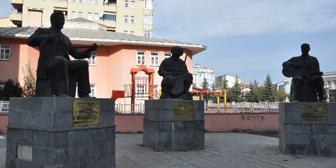 Aşık Şeref Taşlıova’nın Sazını Yine Kırdılar