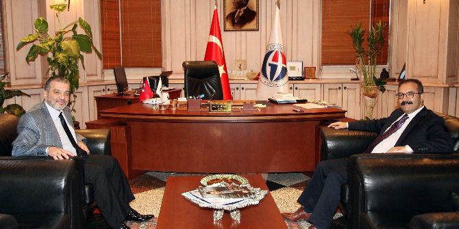 Rektör Dereliden Rektör Gür’e Ziyaret