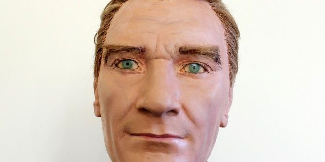 Saçları Tek Tek Dikilen Atatürk Heykeli İlgi Odağı Oldu