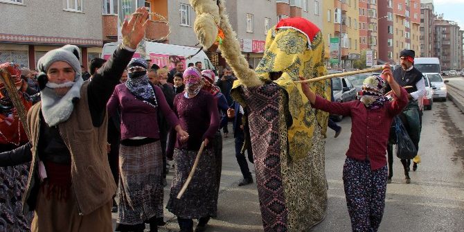 Sokakta Kadın Kıyafeti Giymiş Erkeklerin Oyunu Polisin Dikkatini Çekti
