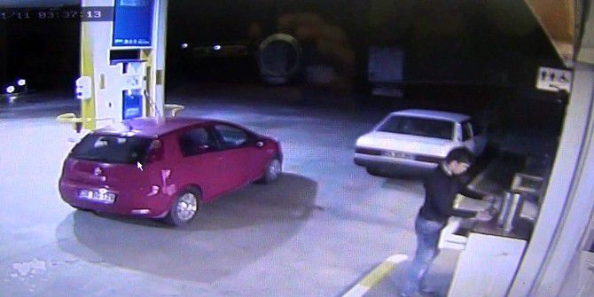 Görevli Uyuyunca Hırsız Marketi Soyup Soğana Çevirdi