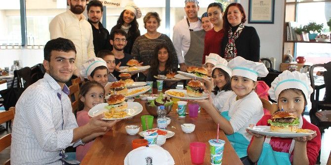 Kanser Hastası Çocuklar Hamburger Yapmayı Öğrendi