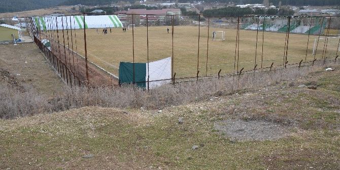 Tribünleri Yapılmayan Sarıkamış Stadyumu Tepkilere Neden Oluyor