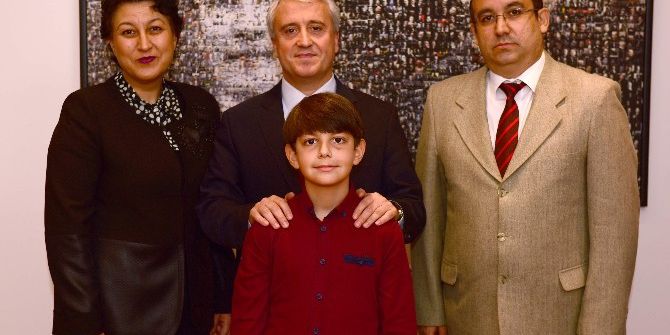 Anadolu Üniversitesi’nin Başarılı Öğrencisinden Rektör Gündoğan’a Ziyaret