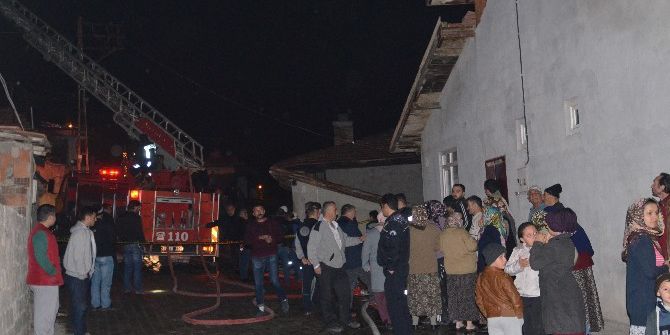 Tosya’da 3 Katlı Binanın Çatısında Çıkan Yangın Korkuttu