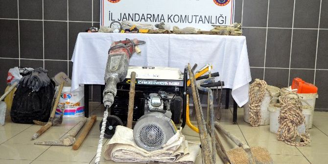 Defineciler 6 Metre Derinliğinde Kuyu İçerisinde 30 Metre Tünel Kazdılar