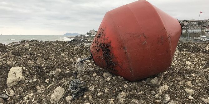 Alaplı’da Duba Kıyıya Vurdu
