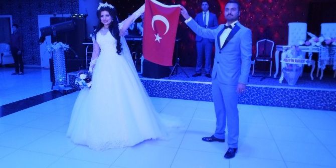 Gelin Ve Damat Salona Bayrakla Geldi