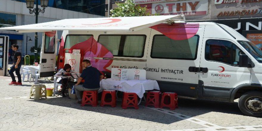 Kızılay Kan Toplamaya Devam Ediyor