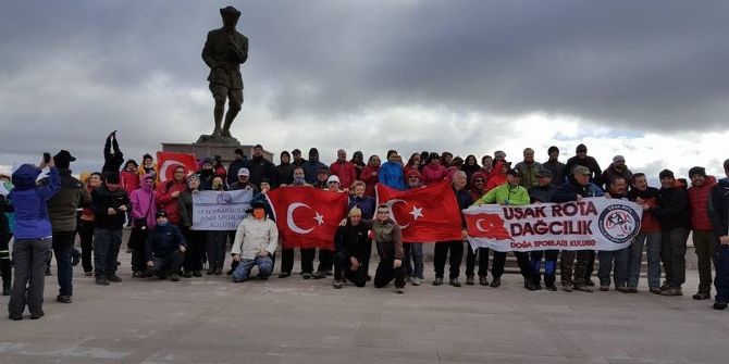 103 Sporcu Atatürk Anısına Kocatepe’den Tınaztepe’ye Yürüdü