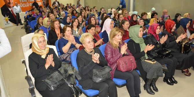 Ak Partili Kadınlardan Tanıtım Toplantısı