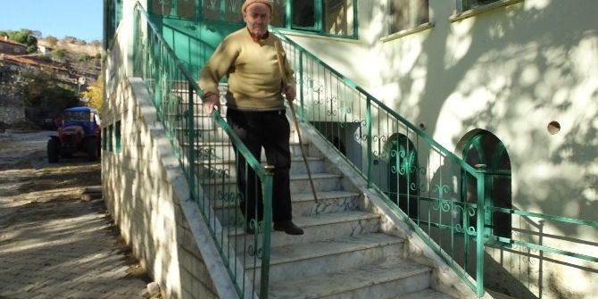 Burhaniye’de Görme Engelli Şevki Dede Her İşini Kendi Yapıyor